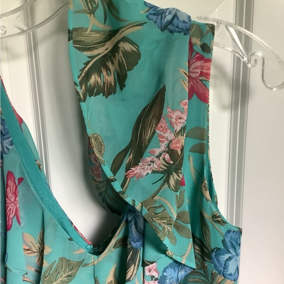 Floral deep V neck above knee length dress - Picture 6 of 6